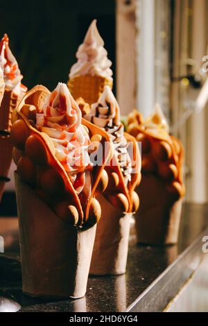 Primo piano verticale del gelato in un waffle. Messa a fuoco selezionata. Foto Stock