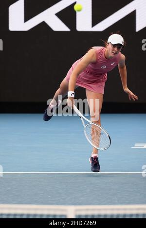 Adelaide, Australia, 4 gennaio 2022. IgA Swiatek di Polonia serve la palla durante la partita singola WTA tra Daria Saville di Australia e IgA Swiatek di Polonia il secondo giorno del torneo di tennis di Adelaide International a Memorial Drive il 04 gennaio 2022 ad Adelaide, Australia. Credit: Peter Mundy/Speed Media/Alamy Live News Foto Stock