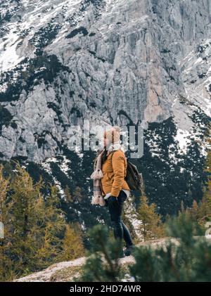 Colpo verticale di una donna escursionista in piedi sul punto panoramico in montagna in Croazia Foto Stock