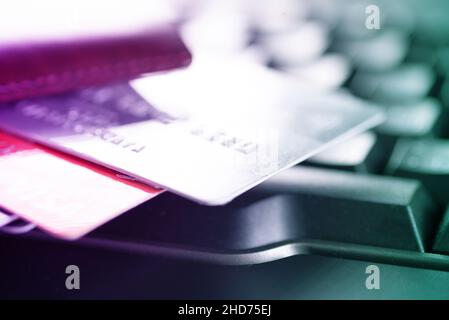 Carte di credito sulla tastiera, foto da vicino. Foto Stock