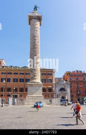 Piazza colonna, vista della colonna di Marco Aurelio, Roma, Lazio, Italia, Europa Foto Stock