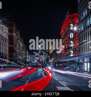 Busy Light percorri il famoso negozio Fortnum & Mason di Piccadilly con la sua ultima esposizione del nuovo anno del 2022. Foto Stock