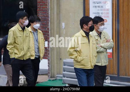 Feb 27, 2020-Daegu, Corea del Sud-persone indossare maschere fare il loro modo di lavorare su una strada vicino municipio a Daegu, Corea del Sud. La Corea del Sud ha segnalato un'altra picco giornaliera nel numero di nuove infezioni del nuovo coronavirus il giovedì, E altri casi possono essere identificati nella città più colpita di Daegu e nelle sue regioni limitrofe come test del virus iniziati su più di 210.000 membri di una setta religiosa al centro della rapida diffusione. I 334 nuovi casi più gravi hanno portato le infezioni totali della nazione a 1.595, secondo i Centri coreani per il controllo e la prevenzione delle malattie. Foto Stock