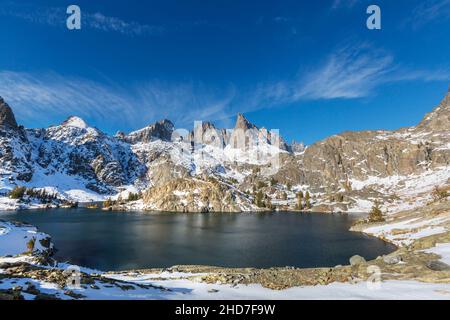 Escursione al bellissimo lago minareto, Ansel Adams Wilderness, Sierra Nevada, in California,USA.La stagione autunnale. Foto Stock