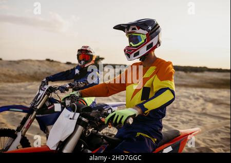 Motociclisti maschi in ritratto casco protettivo Foto Stock