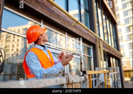 Costruzione arrampicata in culla sulla facciata dell'edificio Foto Stock