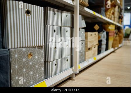 Gamma di assortimento di contenitori per armadi Foto Stock