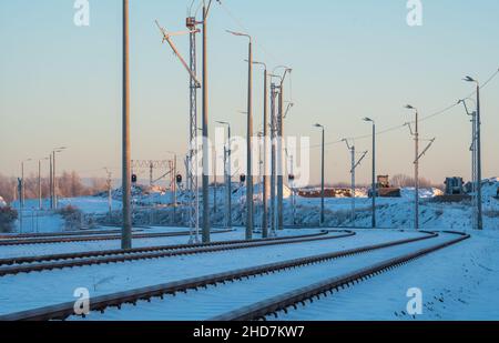 Costruzione di binari ferroviari in una regione europea molto gelida Foto Stock