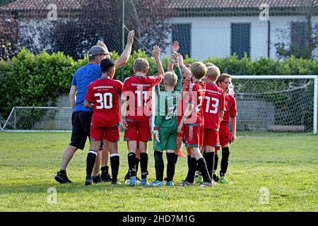 Giovani giocatori di calcio in festa Foto Stock