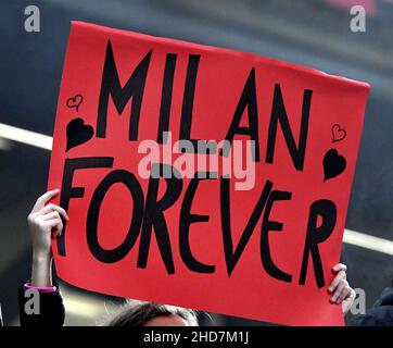 Tifoso dell'AC Milan allo stadio San Siro, a Milano. Foto Stock