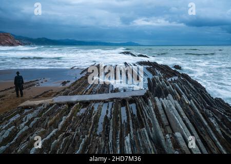 Itzurun Beach a Zumaia con la famosa costa di flysch nel Basco Countr Foto Stock