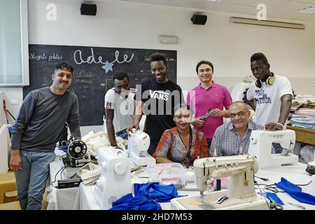 Rifugiati politici che lavorano su una sartoria dell'associazione no-profit linea Adele, a Milano. Foto Stock