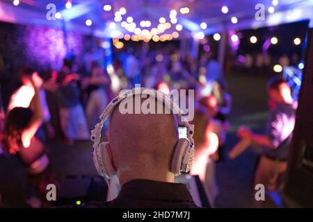 Musica deejay con cuffie su una casa giardino notte party Foto Stock