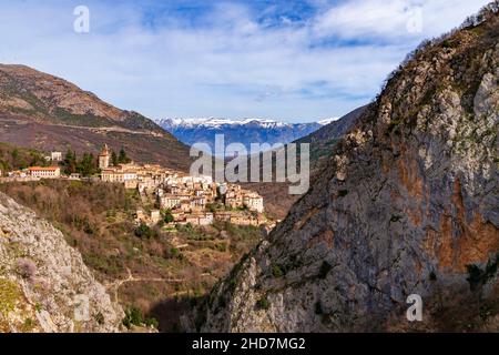 Gole del Sagittario, Gole del Sagittario, Vista di Anversa degli Abruzzi, l’Aquila, Abruzzo, Italia, Europa Foto Stock