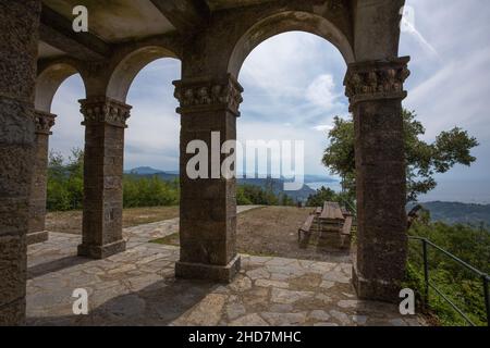 Veduta aerea della costa ligure attraverso il colonnato della chiesa del Santuario di Caravaggio, nel comune di Rapallo, provincia di Genova, Italia Foto Stock