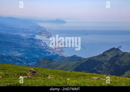 Veduta aerea della costa ligure di Genova, dell'aeroporto e del porto di Voltri, dal passo di Faiallo, nell'entroterra di Genova, Italia Foto Stock