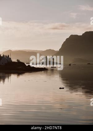 Alba sul porto di Plockton e Sgeir Bhuidhe sul Loch Carron a Lochalsh, Wester Ross, West Highlands Scozia Regno Unito - Scottish Coast Coastline paesaggap Foto Stock