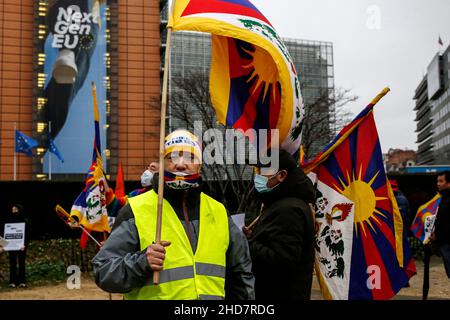 Bruxelles, Belgio. 4th Jan 2022. Decine di attivisti di Uyghur, tibetani e per i diritti umani si riuniscono nei pressi della sede centrale dell'Unione europea per chiedere il boicottaggio dei Giochi Olimpici invernali di Pechino 2022. La Cina ospiterà i Giochi Olimpici e Paralimpici invernali del 2022 a febbraio. Bruxelles, Belgio, 4 gennaio 2022. (Credit Image: © Valeria Mongelli/ZUMA Press Wire) Credit: ZUMA Press, Inc./Alamy Live News Foto Stock