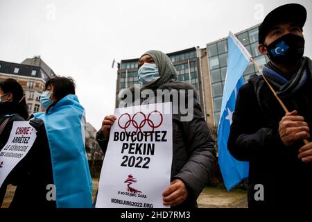 Bruxelles, Belgio. 4th Jan 2022. Gli attivisti di Uyghur e dei diritti umani si riuniscono presso la sede dell'Unione europea per chiedere il boicottaggio dei Giochi Olimpici invernali di Pechino 2022. La Cina ospiterà i Giochi Olimpici e Paralimpici invernali del 2022 a febbraio. Bruxelles, Belgio, 4 gennaio 2022. (Credit Image: © Valeria Mongelli/ZUMA Press Wire) Credit: ZUMA Press, Inc./Alamy Live News Foto Stock