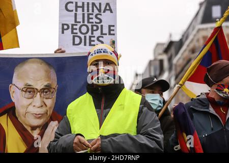 Bruxelles, Belgio. 4th Jan 2022. Gli attivisti tibetani e per i diritti umani si riuniscono nei pressi della sede centrale dell'Unione europea per chiedere il boicottaggio dei Giochi Olimpici invernali di Pechino 2022. La Cina ospiterà i Giochi Olimpici e Paralimpici invernali del 2022 a febbraio. Bruxelles, Belgio, 4 gennaio 2022. (Credit Image: © Valeria Mongelli/ZUMA Press Wire) Credit: ZUMA Press, Inc./Alamy Live News Foto Stock