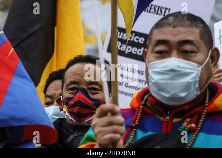 Bruxelles, Belgio. 4th Jan 2022. Gli attivisti tibetani e per i diritti umani si riuniscono nei pressi della sede centrale dell'Unione europea per chiedere il boicottaggio dei Giochi Olimpici invernali di Pechino 2022. La Cina ospiterà i Giochi Olimpici e Paralimpici invernali del 2022 a febbraio. Bruxelles, Belgio, 4 gennaio 2022. (Credit Image: © Valeria Mongelli/ZUMA Press Wire) Credit: ZUMA Press, Inc./Alamy Live News Foto Stock