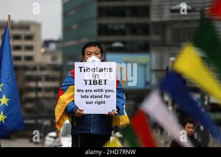 Bruxelles, Belgio. 4th Jan 2022. Un attivista tibetano viene raffigurato nei pressi della sede centrale dell'Unione europea durante una dimostrazione per chiedere un boicottaggio dei Giochi Olimpici invernali di Pechino 2022. La Cina ospiterà i Giochi Olimpici e Paralimpici invernali del 2022 a febbraio. Bruxelles, Belgio, 4 gennaio 2022. (Credit Image: © Valeria Mongelli/ZUMA Press Wire) Credit: ZUMA Press, Inc./Alamy Live News Foto Stock