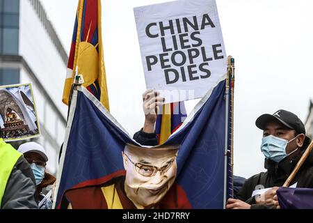 Bruxelles, Belgio. 4th Jan 2022. Gli attivisti tibetani e per i diritti umani si riuniscono nei pressi della sede centrale dell'Unione europea per chiedere il boicottaggio dei Giochi Olimpici invernali di Pechino 2022. La Cina ospiterà i Giochi Olimpici e Paralimpici invernali del 2022 a febbraio. Bruxelles, Belgio, 4 gennaio 2022. (Credit Image: © Valeria Mongelli/ZUMA Press Wire) Credit: ZUMA Press, Inc./Alamy Live News Foto Stock