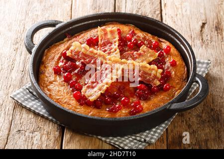 Scan Egg Cake Skansk aggakaka primo piano nella padella sul tavolo di legno. Orizzontale Foto Stock