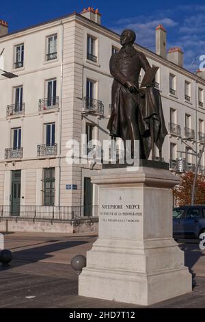 Statua di Joseph Nicéphore Niépce, inventore della fotografia , Chalon-sur-Saône, Saône e Loira, Borgogna-Franca Contea, Francia Foto Stock