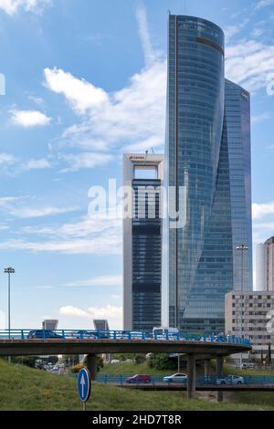 Madrid, Spagna - Giugno 07 2018: La zona commerciale Cuatro Torres con la Torre Espacio, Torre de Cristal e Torre Cepsa e la cima della Twin Foto Stock