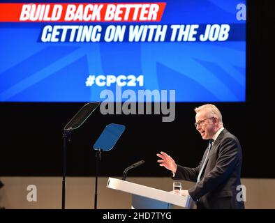 Un protester in un casco di polizia dimostra fuori dalla Conferenza dei conservatori 2021 a Manchester. Foto Stock