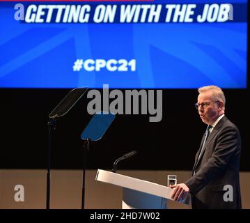 Un protester in un casco di polizia dimostra fuori dalla Conferenza dei conservatori 2021 a Manchester. Foto Stock