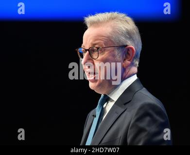 Un protester in un casco di polizia dimostra fuori dalla Conferenza dei conservatori 2021 a Manchester. Foto Stock