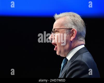 Un protester in un casco di polizia dimostra fuori dalla Conferenza dei conservatori 2021 a Manchester. Foto Stock