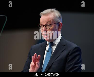 Un protester in un casco di polizia dimostra fuori dalla Conferenza dei conservatori 2021 a Manchester. Foto Stock