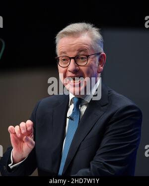 Un protester in un casco di polizia dimostra fuori dalla Conferenza dei conservatori 2021 a Manchester. Foto Stock