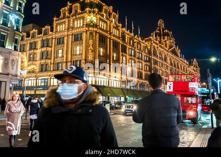 Harrods, un grande magazzino di lusso e traffico affollato a Knightsbridge a Natale, Londra, Inghilterra, Regno Unito Foto Stock