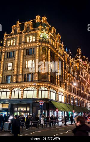 Harrods, un grande magazzino di lusso e traffico affollato a Knightsbridge a Natale, Londra, Inghilterra, Regno Unito Foto Stock