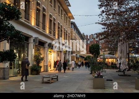 Duke of York Square, presciente pedonale con negozi di lusso, Chelsea, Londra, Inghilterra, Regno Unito Foto Stock