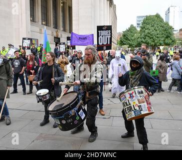 Un protester in un casco di polizia dimostra fuori dalla Conferenza dei conservatori 2021 a Manchester. Foto Stock