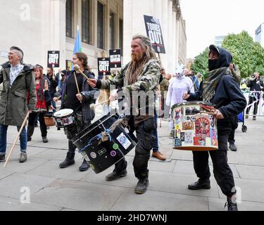 Un protester in un casco di polizia dimostra fuori dalla Conferenza dei conservatori 2021 a Manchester. Foto Stock