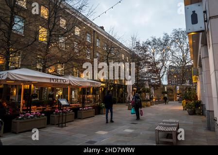 Duke of York Square, presciente pedonale con negozi di lusso, Chelsea, Londra, Inghilterra, Regno Unito Foto Stock