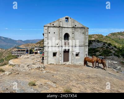 Cappella di San Bertuli e bergerie a Monacia-d'Orezza. Castagniccia, Corsica. Foto Stock