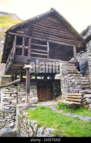 Case in pietra una cascata Val Bavona, Cevio in Svizzera primavera 2021 Foto Stock