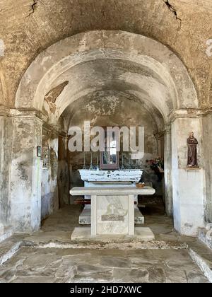 Interno della cappella di San Bertuli a Monacia-d'Orezza, Castagniccia, Corsica. Foto Stock