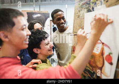 Studenti multirazziali che dipingono all'interno della classe Art Room all'università - Focus on african man face Foto Stock