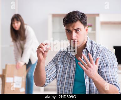 Donna Uomo evicting da casa durante il conflitto familiare Foto Stock