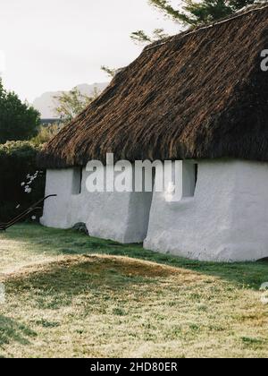 Un tradizionale cottage croft con tetto in paglia nel villaggio di Plockton sulle rive di Loch Carron a Lochalsh, Wester Ross, West Highlands Scozia UK Foto Stock