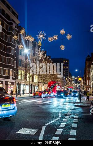 Sloane Street decorata con luci di Natale, Chelsea, Londra, Inghilterra, Regno Unito Foto Stock