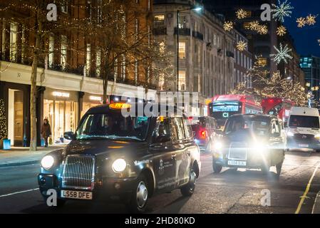 Sloane Street decorata con luci di Natale, Chelsea, Londra, Inghilterra, Regno Unito Foto Stock